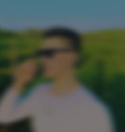 周琛在婚介所公司征婚相亲的照片