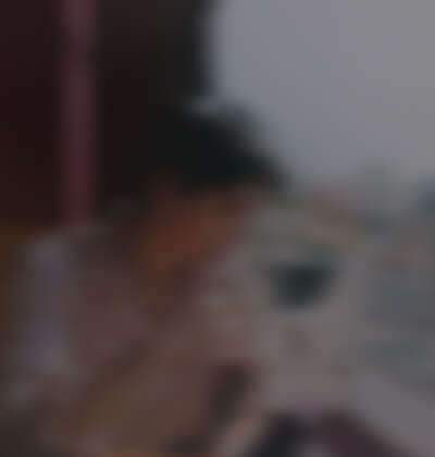严宇芝在婚介所公司征婚相亲的照片