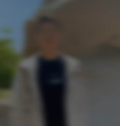 丁先生在婚介所公司征婚相亲的照片